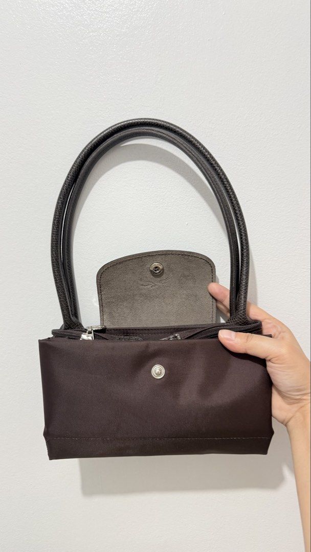 Longchamp Le Pliage Moka (Medium long handle) (Category: Luxury Bags & Wallets) located in Malabon City. Submitted by jonaaa.xyz (Listing ID 1465647816, Image 3). Description: LC Moka (Medium long handle) -Green Series (hard to source color) -Discontinued mostly sa mga store (seasonal release) 💯Brand new & ofc Original 🚚Can do meet up (Manila area) 👜Bag details provided and inclusion (see pictures) 💰₱9.5k firm (cheaper than store price) -Feel