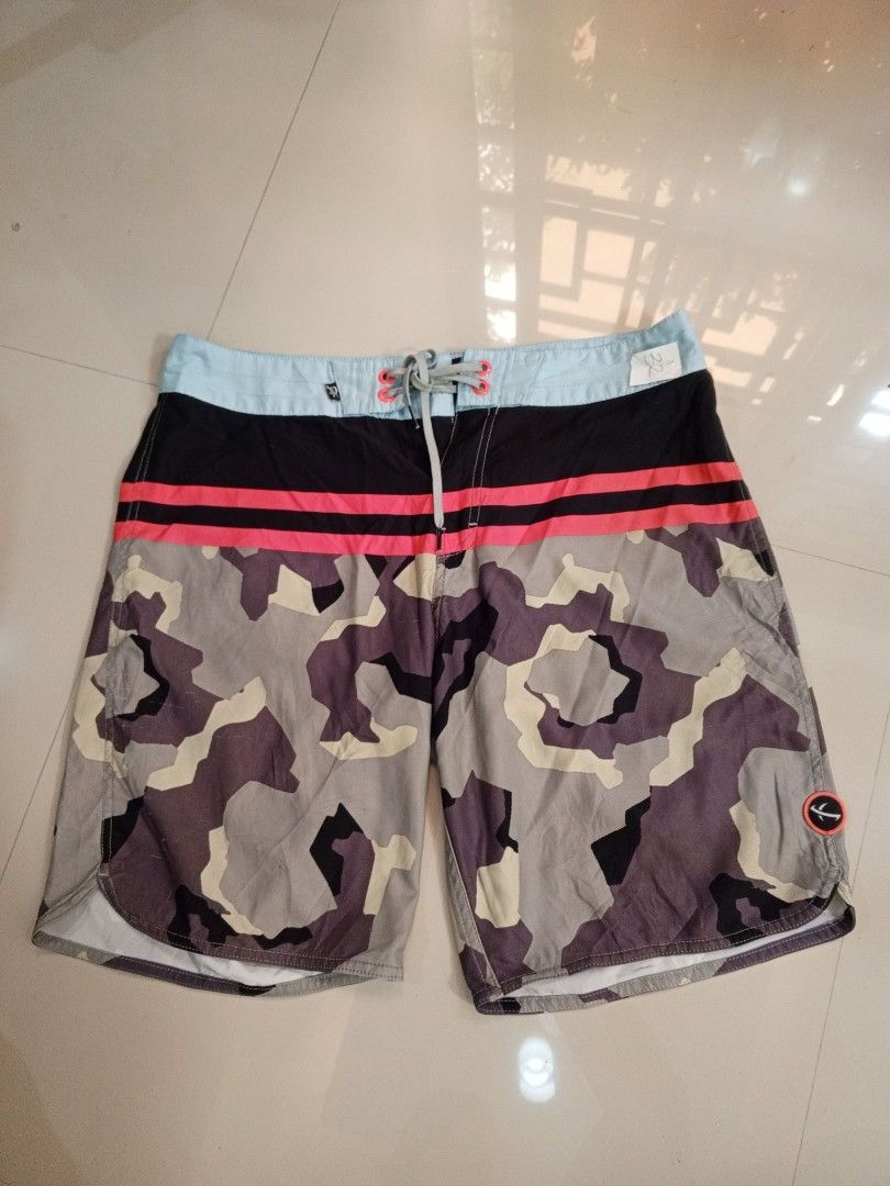 Lost Surfboards Camo Boardshorts Size 32 (Category: Swim Trunks & Board Shorts) located in Orani. Submitted by thriftniea (Listing ID 1465647717, Image 1). Description: LOST SIZE 34 LENGTH 19.