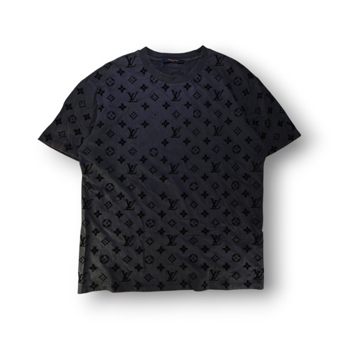 Louis Vuitton Carpetized Logos Tee (Category: Tshirts & Polo Shirts ) located in San Pedro. Submitted by chronothrift (Listing ID 1465652014, Image 1). Description: - Size: Large (W22 x 27L) - Condition: 8/10 - Color Rate: 9/10 - Flaws: Few Logos Missing MOD: J&T Express / Lalamove / Meet MOP: Gcash / Bank Transfer.