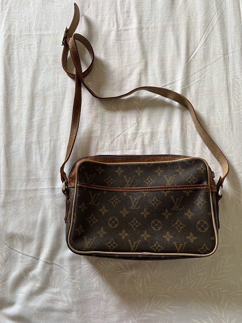 Louis Vuitton Monogram Crossbody Bag (Category: Luxury Bags & Wallets) located in Quezon City. Submitted by katedeclutter (Listing ID 1465603945, Image 2). Description: .