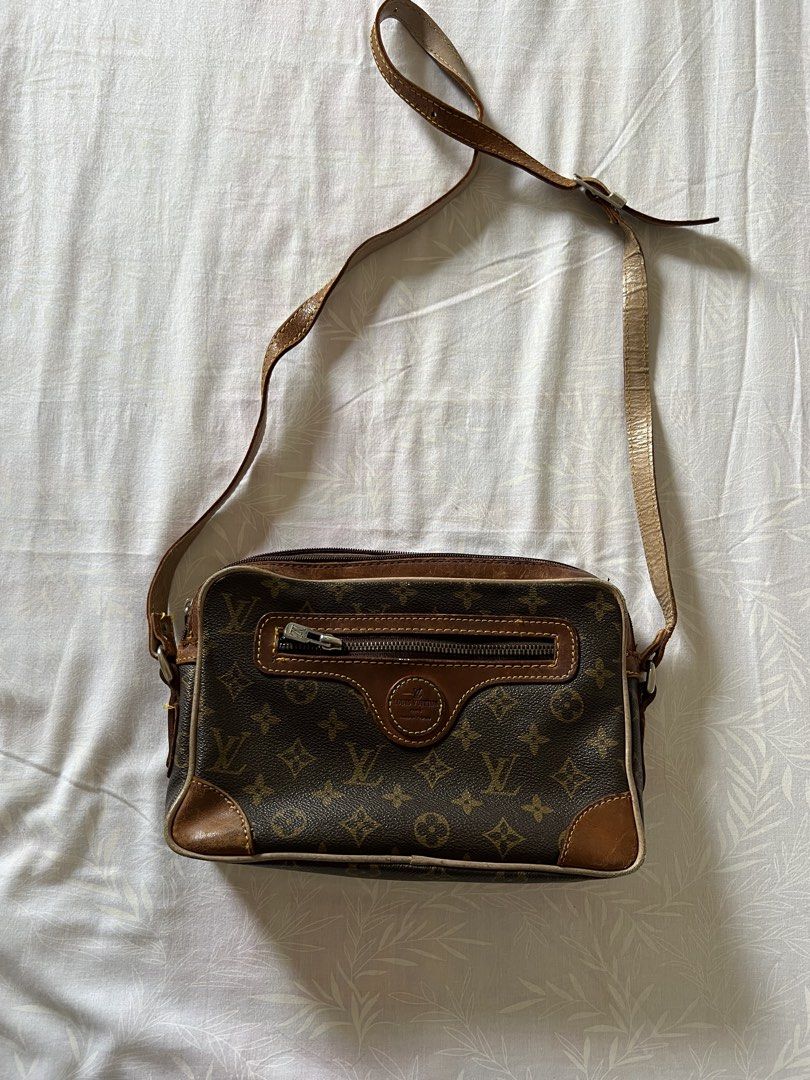 Louis Vuitton Monogram Crossbody Bag (Category: Luxury Bags & Wallets) located in Quezon City. Submitted by katedeclutter (Listing ID 1465603945, Image 1). Description: .
