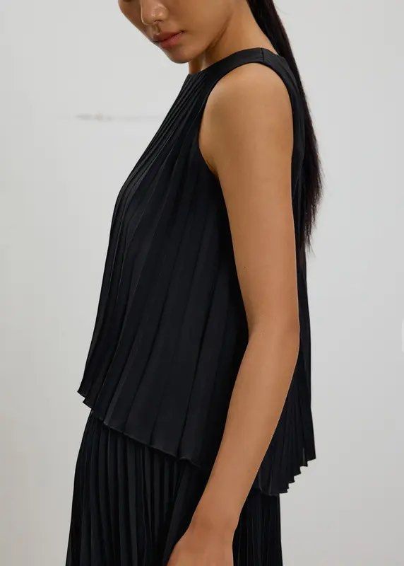 Love Bonito Black Wei Sunray Top (Category: Blouses) located in Quezon City. Submitted by currentlydeclutterring (Listing ID 1465718957, Image 2). Description: Size M Can fit til semi L Rfs: closet reset.