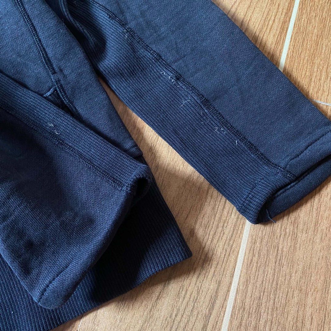 Lululemon jacket (Category: Coats, Jackets and Outerwear) located in Paete. Submitted by fat.archives (Listing ID 1465671236, Image 3). Description: Dimes Bust 17 Length 22 Cut tag +sf.