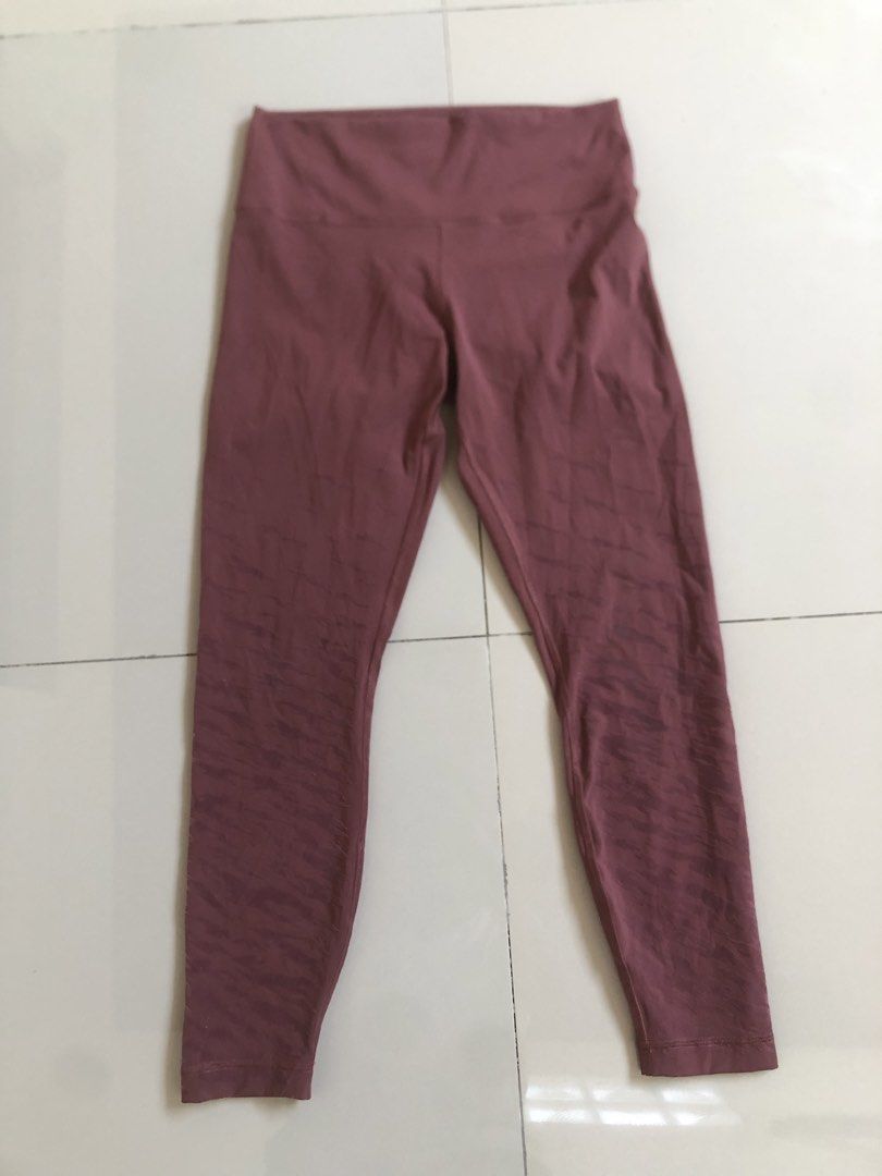 Lululemon leggings (Category: Activewear) located in Binalbagan. Submitted by kianbenedict024 (Listing ID 1465700028, Image 1). Description: Lululemon leggings Size large.