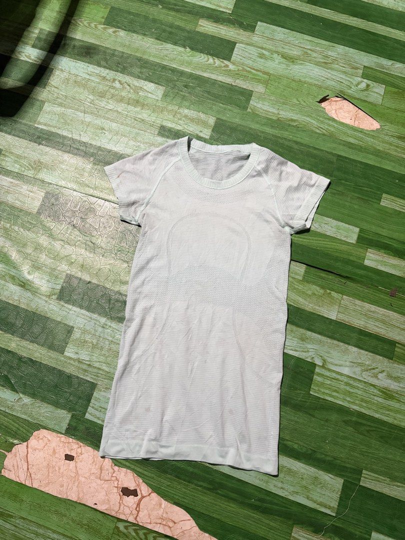 lululemon top (Category: Activewear) located in Santa Rosa. Submitted by jeremydeas56388 (Listing ID 1465724035, Image 2). Description: xs to small issue ❌.