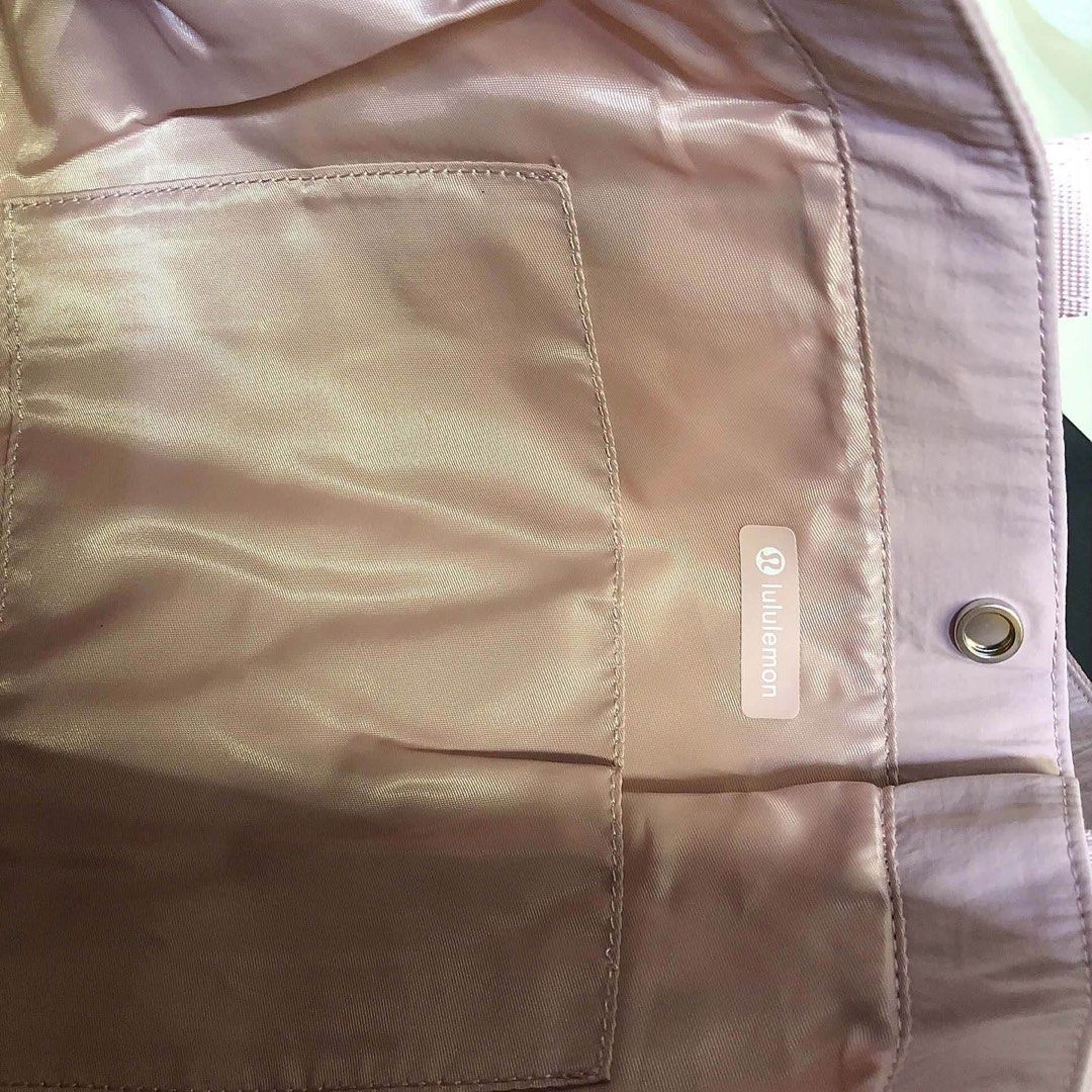 LULULEMON TOTE BAG (Category: Everything Else Others) located in Angeles City. Submitted by migs_font29 (Listing ID 1465656382, Image 3). Description: .