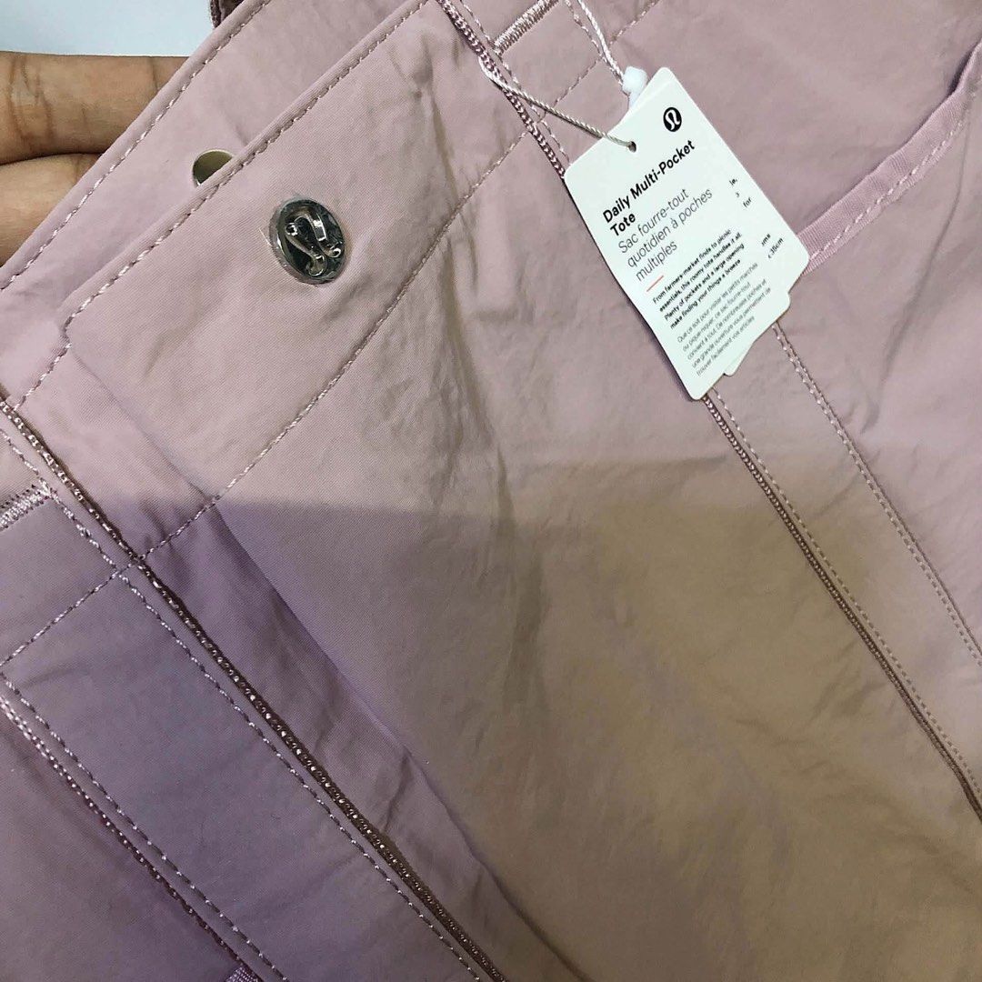 LULULEMON TOTE BAG (Category: Everything Else Others) located in Angeles City. Submitted by migs_font29 (Listing ID 1465656382, Image 2). Description: .