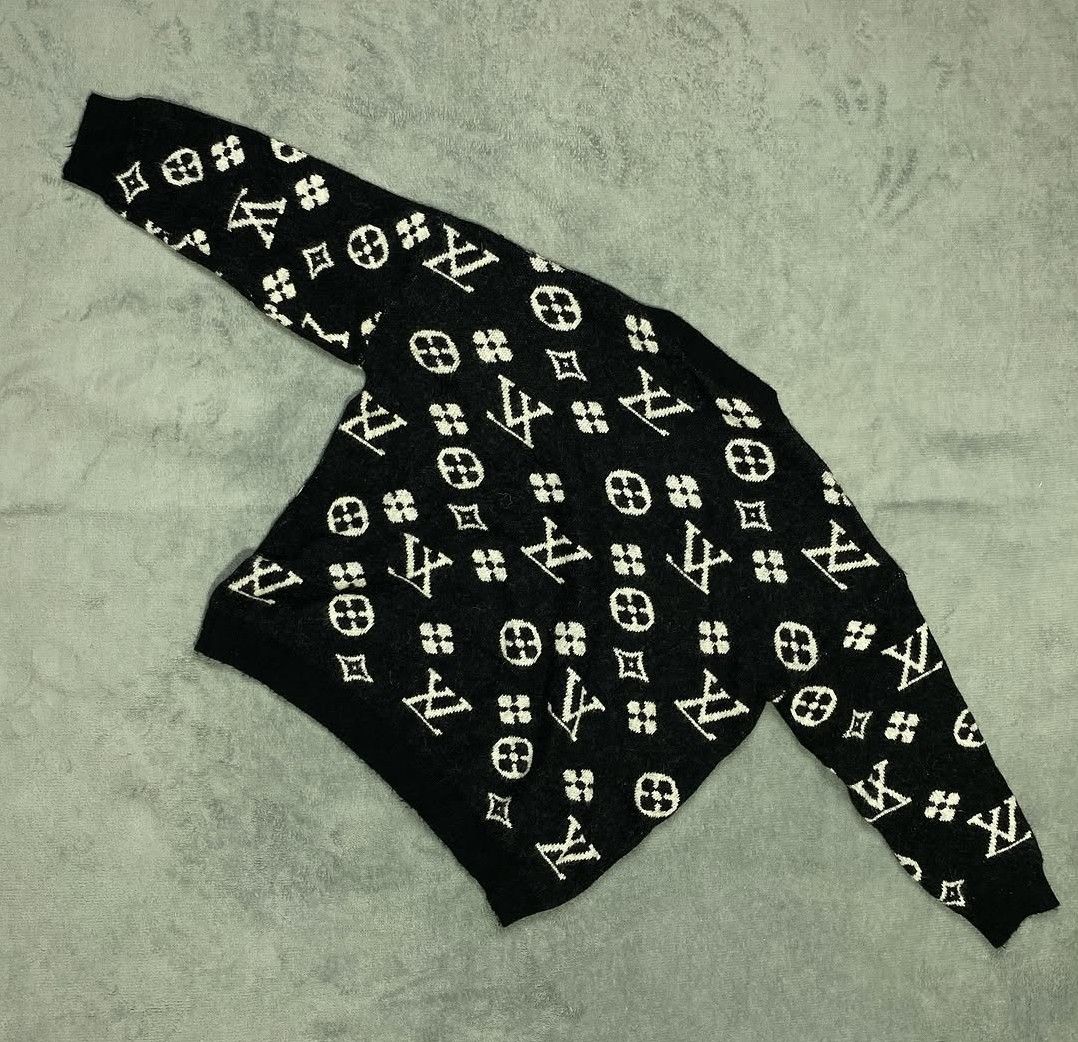 LV aop knitted sweater (Category: Coats, Jackets and Outerwear) located in Cavite. Submitted by nior1305 (Listing ID 1465612107, Image 3). Description: LV aop knitted sweater Length: 23 width: 23 no issue condition: 10/10 mine: 500 .