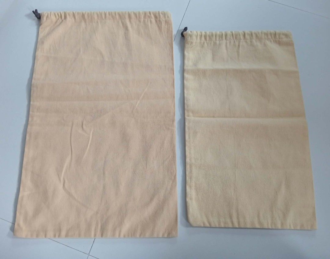 Lv dust bag (Category: Purses & Pouches) located in Siniloan. Submitted by treyyasonlineshop (Listing ID 1465638884, Image 2). Description: Small- 8.5"x15" Med- 11"x17" 600 bundle 350 each.