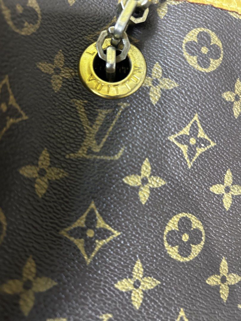LV shoulder Bag (Category: Shoulder Bags) located in Aurora. Submitted by purethrift07 (Listing ID 1465680047, Image 3). Description: Maganda Fresh from the bale Dm me.