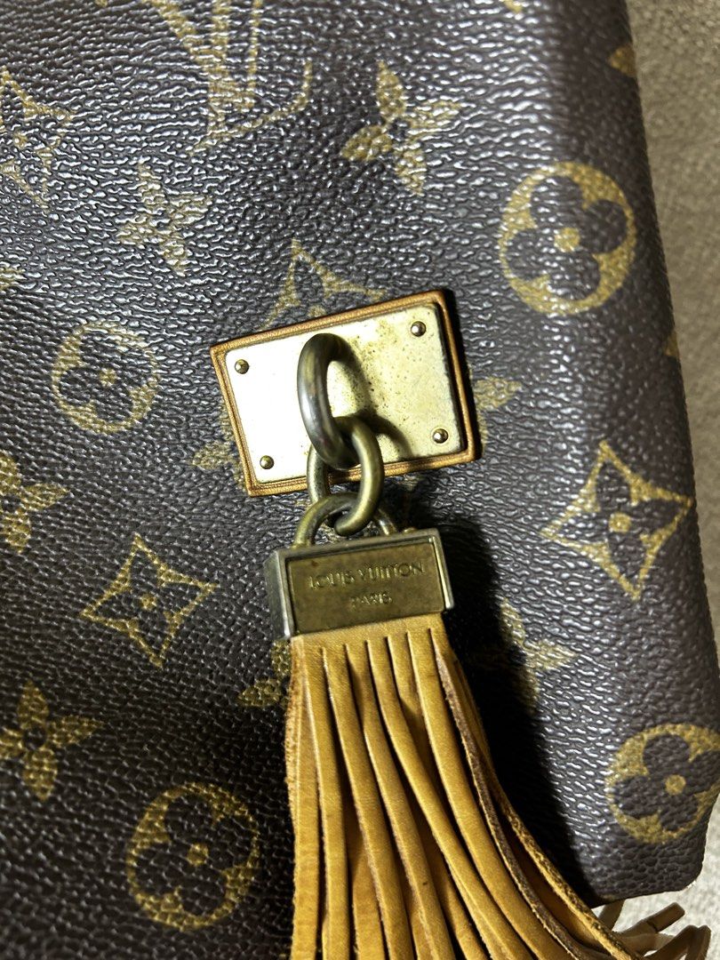 LV shoulder Bag (Category: Shoulder Bags) located in Aurora. Submitted by purethrift07 (Listing ID 1465680047, Image 2). Description: Maganda Fresh from the bale Dm me.