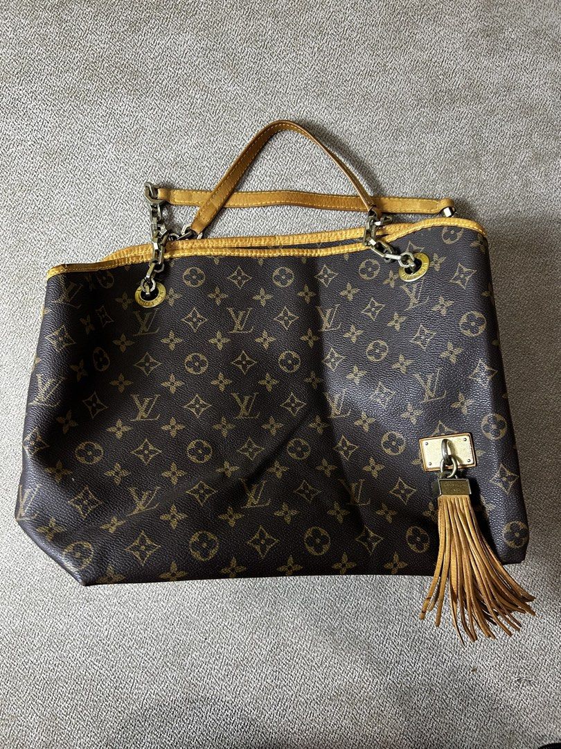 LV shoulder Bag (Category: Shoulder Bags) located in Aurora. Submitted by purethrift07 (Listing ID 1465680047, Image 1). Description: Maganda Fresh from the bale Dm me.