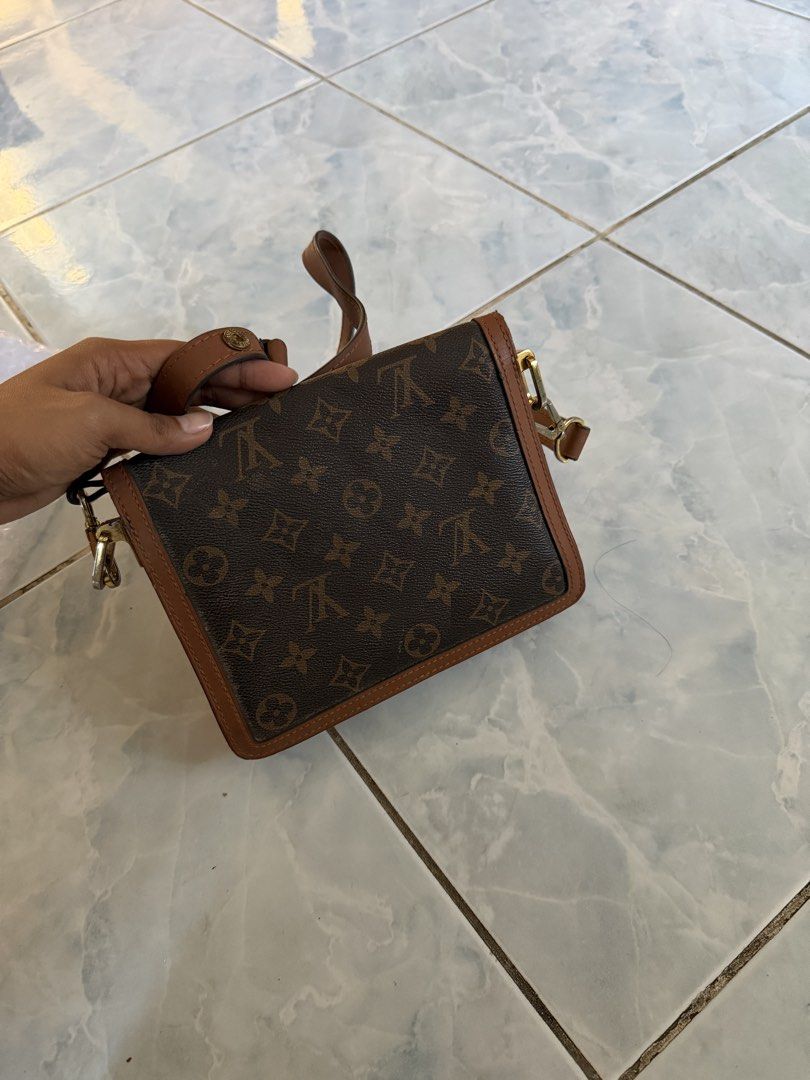 LV Shoulder bag (Category: Luxury Bags & Wallets) located in Manila. Submitted by kayecake_ (Listing ID 1465758797, Image 3). Description: .