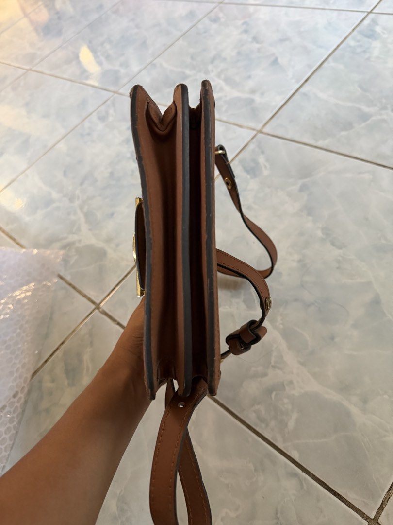 LV Shoulder bag (Category: Luxury Bags & Wallets) located in Manila. Submitted by kayecake_ (Listing ID 1465758797, Image 2). Description: .