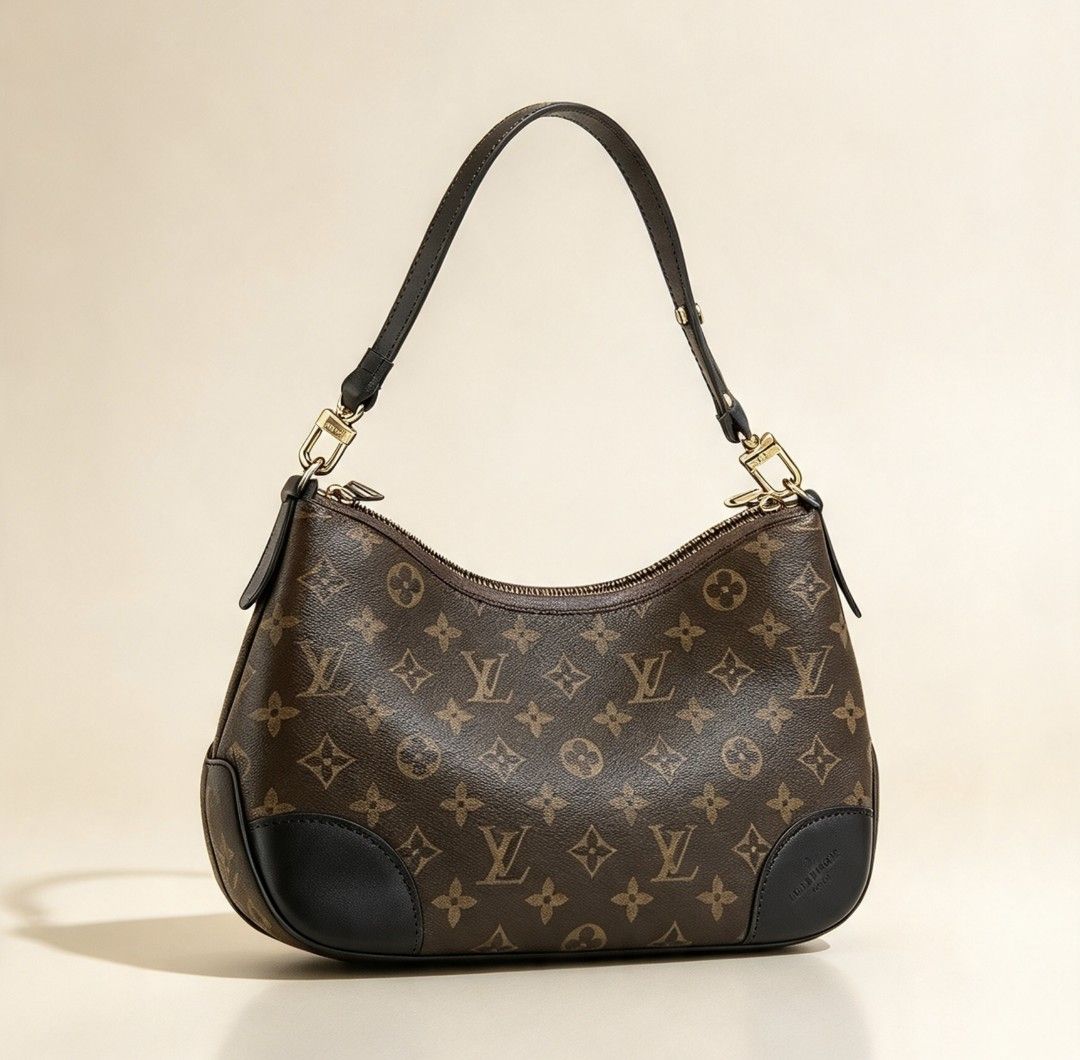 Lv sling bag (Category: Cross-body Bags) located in Iloilo. Submitted by khonz (Listing ID 1465613201, Image 1). Description: no flaw.