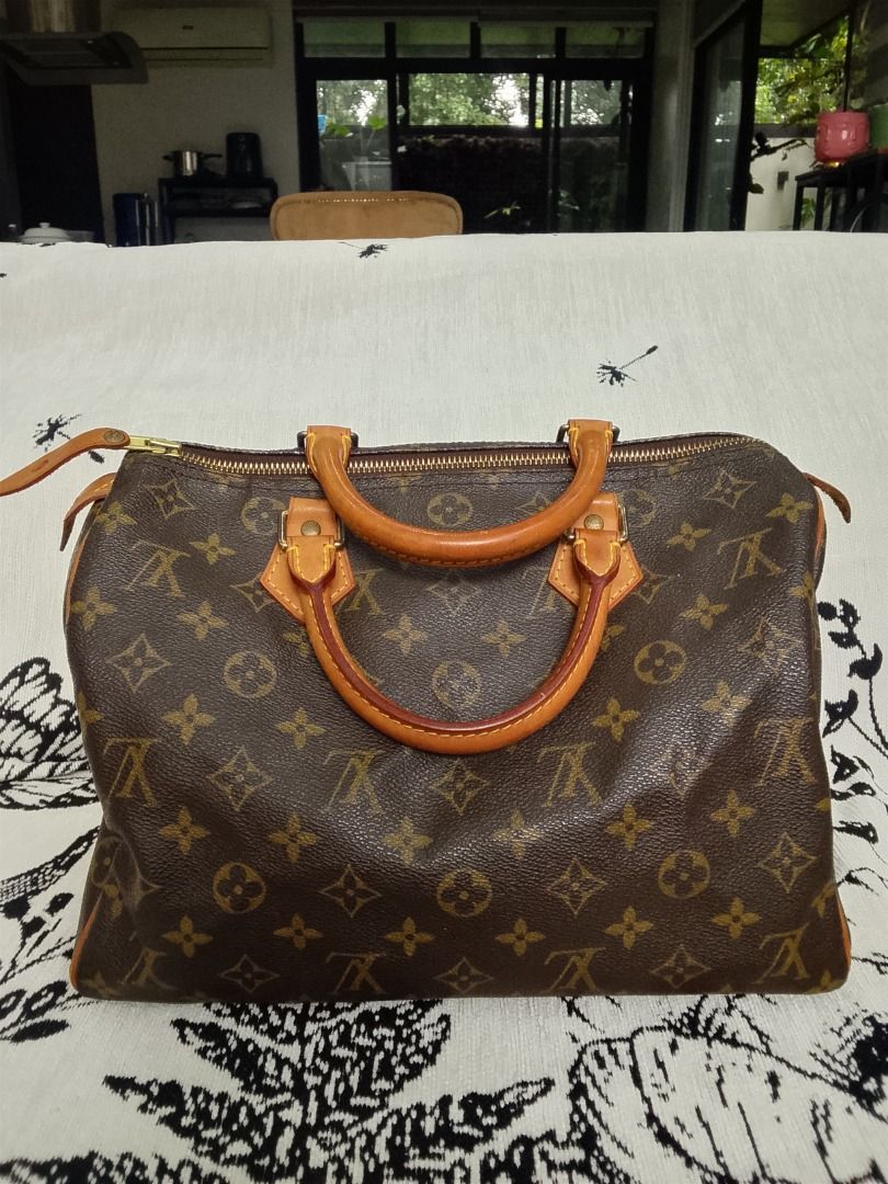 Lv Speedy 30 (Category: Luxury Bags & Wallets) located in Quezon City. Submitted by kema2191 (Listing ID 1465683138, Image 1). Description: .