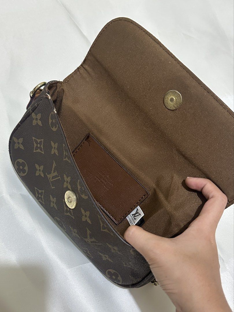 LV Wallet On Chain Ivy (Category: Purses & Pouches) located in Bacoor. Submitted by outthecloset (Listing ID 1465610135, Image 2). Description: • well-used, please manage your expectations • has chipped edges and some peeling on the sides, as shown in the pictures • comes with a free strap that can be used to wear it as a crossbody bag • please refer to the photos for the actual condition • ONLY for those who are not too particular about minor/ma