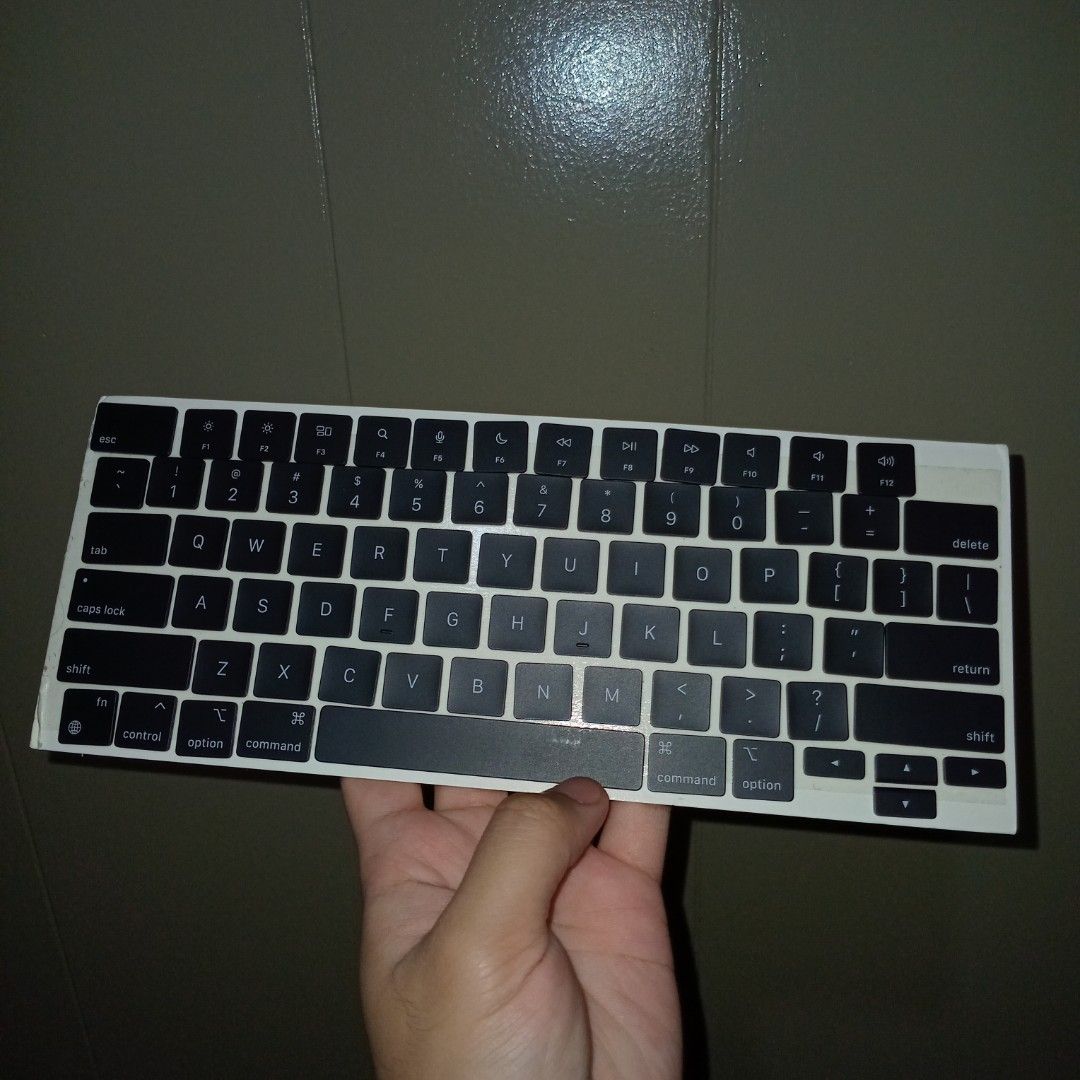Macbook keycap and hinge for keyboard (Category: Craft Supplies & Tools) located in Pasig City. Submitted by fasttech01 (Listing ID 1465582520, Image 3). Description: .
