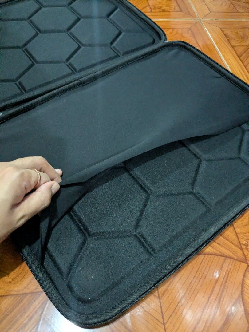 MacBook Pro 16-inch Hard Case (Category: Monitor Screens) located in Manila. Submitted by inamapleseed (Listing ID 1465622562, Image 3). Description: Bought last year in I think Temu in Thailand for around 1.5k~ still in very good condition though my stickers sa shell. RFS: I'm a backpacker and I need less stuff. Location: Angono, Rizal.