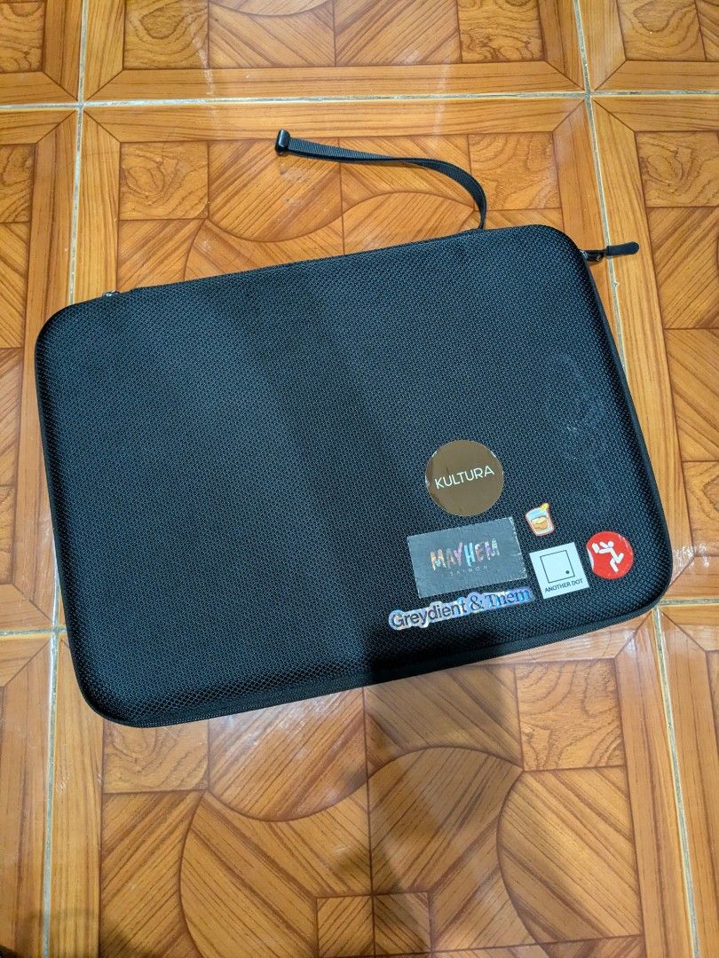 MacBook Pro 16-inch Hard Case (Category: Monitor Screens) located in Manila. Submitted by inamapleseed (Listing ID 1465622562, Image 2). Description: Bought last year in I think Temu in Thailand for around 1.5k~ still in very good condition though my stickers sa shell. RFS: I'm a backpacker and I need less stuff. Location: Angono, Rizal.