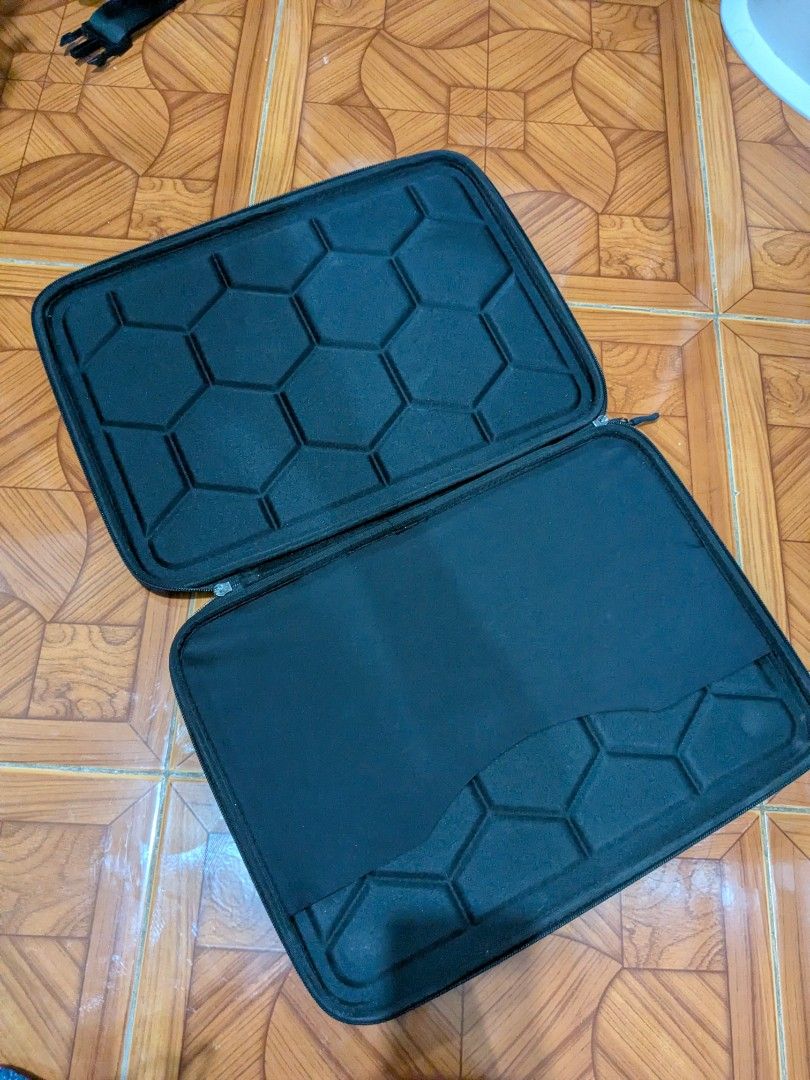 MacBook Pro 16-inch Hard Case (Category: Monitor Screens) located in Manila. Submitted by inamapleseed (Listing ID 1465622562, Image 1). Description: Bought last year in I think Temu in Thailand for around 1.5k~ still in very good condition though my stickers sa shell. RFS: I'm a backpacker and I need less stuff. Location: Angono, Rizal.