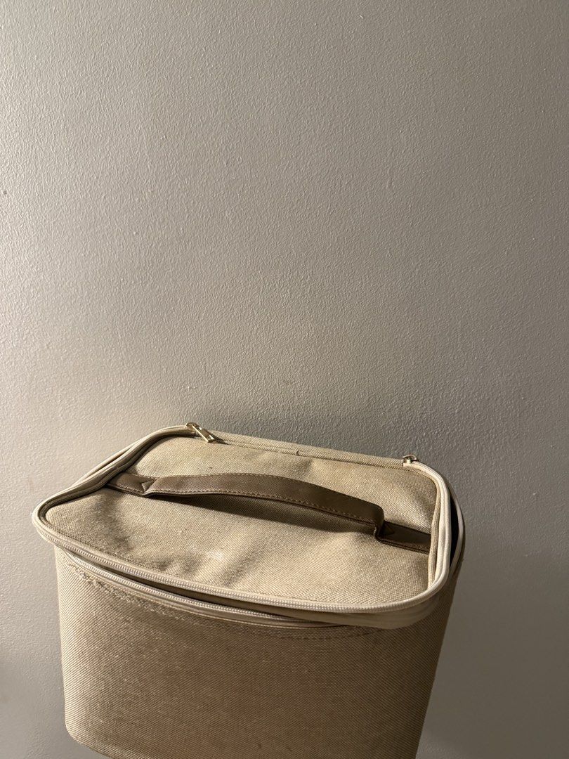 Makeup Bag (Category: Makeup) located in Makati City. Submitted by florencedoll (Listing ID 1465701549, Image 3). Description: .