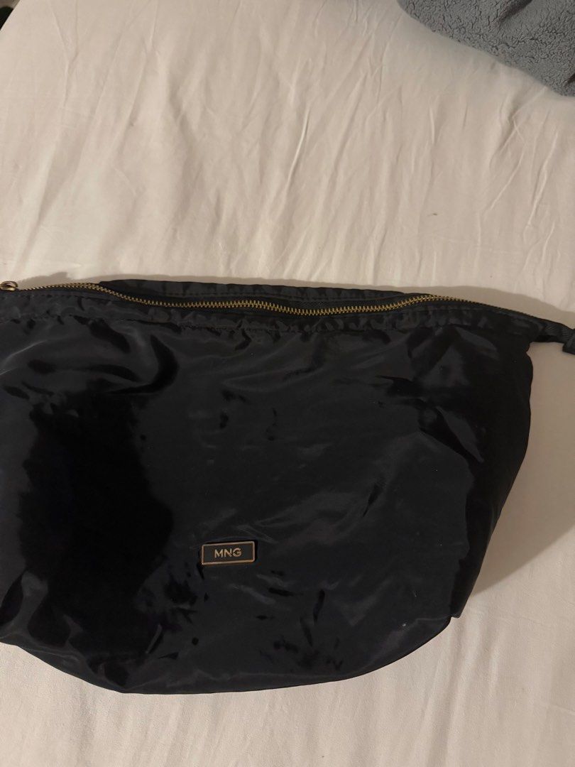 Makeup Pouch (Category: Purses & Pouches) located in Makati City. Submitted by florencedoll (Listing ID 1465701367, Image 1). Description: .