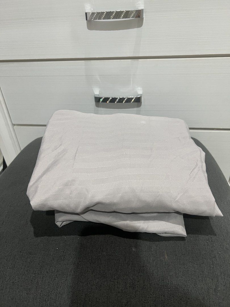 Mandaue Foam King Size Fitted Bed Sheet Gray (Category: Bedding & Towels) located in Paranaque City. Submitted by sorajapanluxshoppe (Listing ID 1465616137, Image 2). Description: decluttering rfs: downsizing price:100 last price posted.