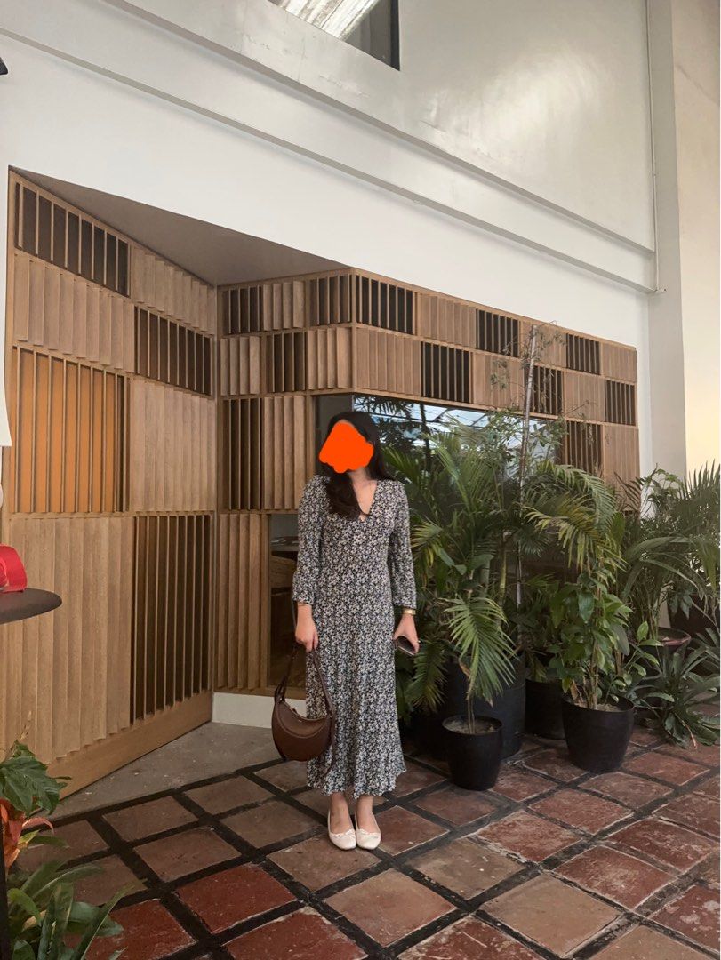 Mango Midi Dress (Category: Dresses) located in Manila. Submitted by .momi (Listing ID 1465698939, Image 1). Description: - Black and white floral -Flowy midi dress - Long sleeves with slight puff at the shoulders - actual when worn (i'm 5'2).