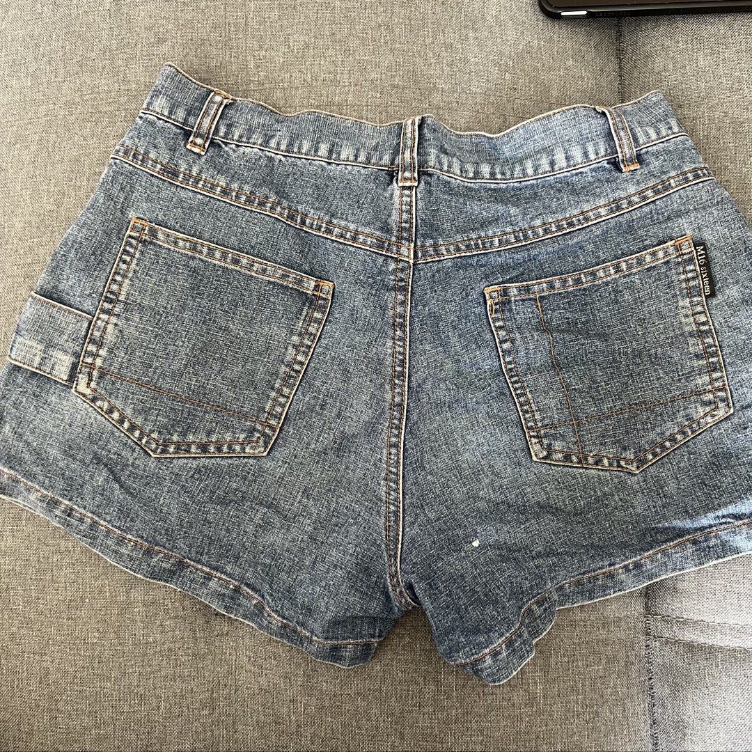 maong short shorts (Category: Shorts) located in Manila. Submitted by andieaaa (Listing ID 1465687727, Image 2). Description: Waist: 28 (M) Carpenter shorts. light color .