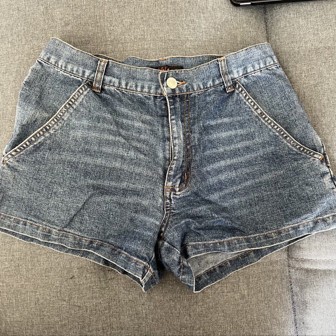maong short shorts (Category: Shorts) located in Manila. Submitted by andieaaa (Listing ID 1465687727, Image 1). Description: Waist: 28 (M) Carpenter shorts. light color .