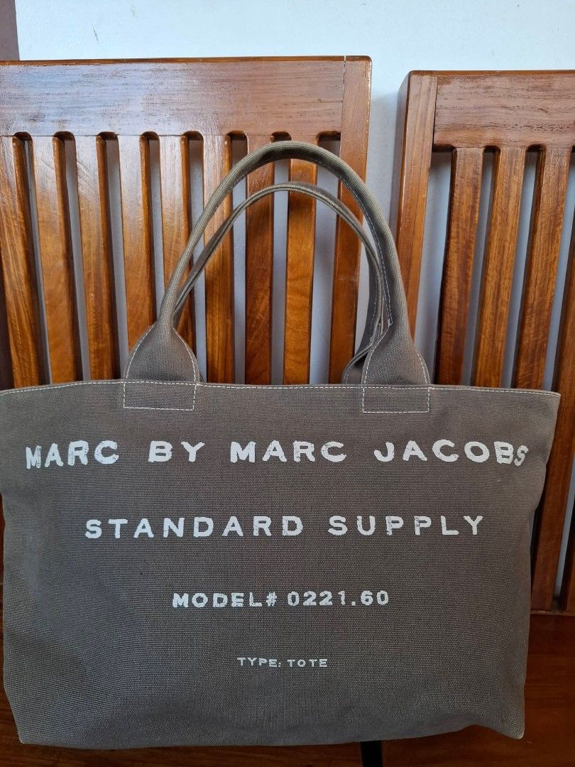 Marc Jacobs (Category: Tote Bags) located in Sison. Submitted by myraholshoppe_05 (Listing ID 1465646754, Image 1). Description: 👜MJ tote large size like new.