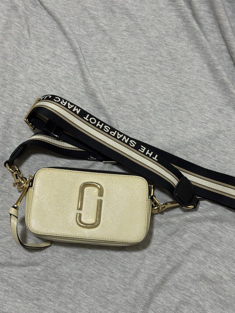 MARC JACOBS THE SNAPSHOT CAMERA BAG (Category: Cross-body Bags) located in San Pedro. Submitted by d3clutt3r_y (Listing ID 1465729985, Image 1). Description: with minor issues on zipper handles (please check photos) .