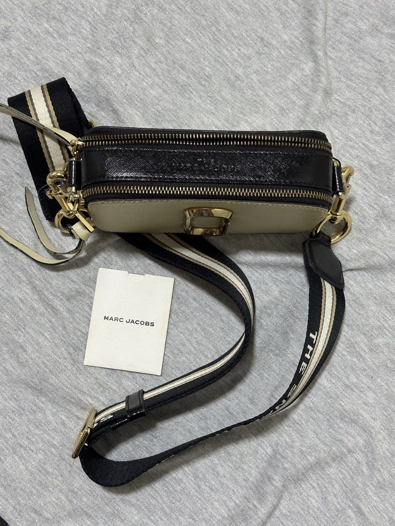 MARC JACOBS THE SNAPSHOT CAMERA BAG (Category: Cross-body Bags) located in San Pedro. Submitted by d3clutt3r_y (Listing ID 1465729985, Image 2). Description: with minor issues on zipper handles (please check photos) .