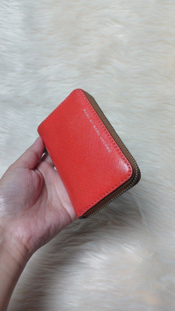 Marc Jacobs thrift wallet (Category: Wallets & Card holders) located in Cagayan de Oro. Submitted by f.closet. (Listing ID 1465640155, Image 1). Description: saffiano leather small size rubber lining flaw but not the entire entire lining like new condition small size .