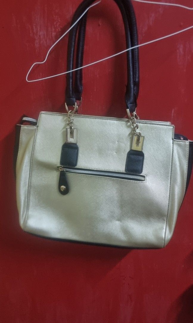 Marc New York- Shoulder Bag (Category: Shoulder Bags) located in Manila. Submitted by a_c_s_g (Listing ID 1465728972, Image 3). Description: Marc new york bag. well used. as is where is item..