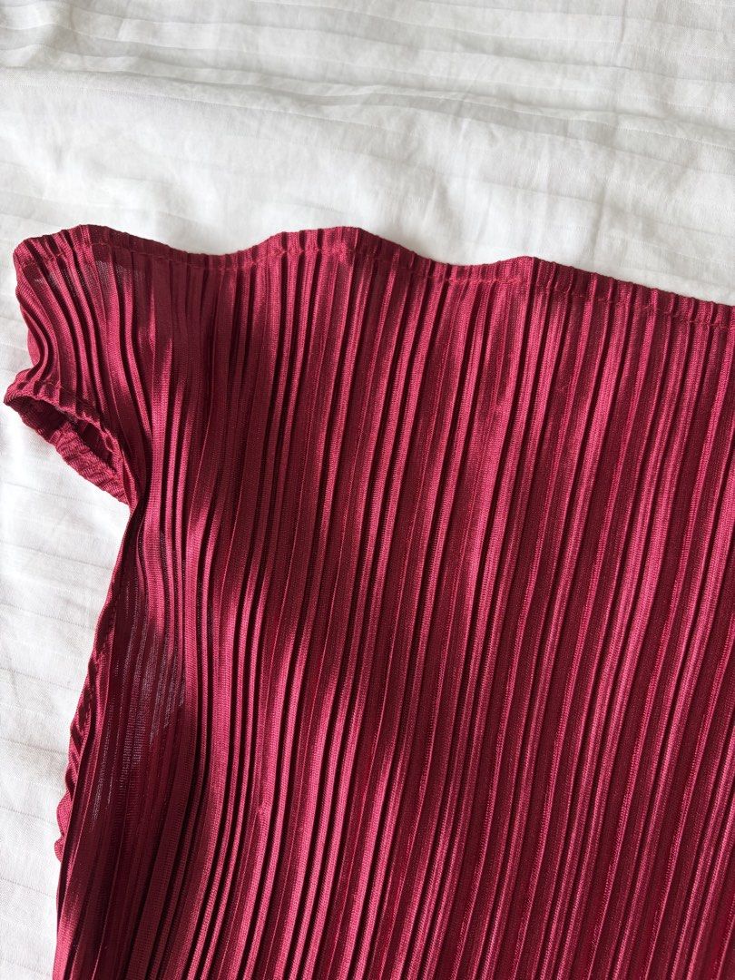 Maroon Pleated Off Shoulder Top (Category: Blouses) located in Paranaque City. Submitted by mary_jj (Listing ID 1465656166, Image 3). Description: Purchased from @vintheline on ig.