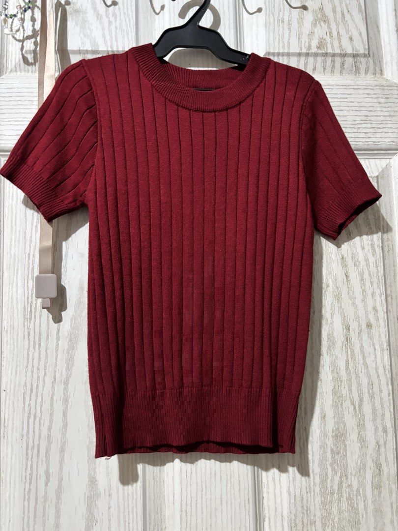 Maroon ribbed short-sleeve knit top (Category: Blouses) located in Bautista. Submitted by abgciaa (Listing ID 1465622799, Image 2). Description: - Color: Deep maroon - Material: Stretchy knit fabric with vertical ribbing - Fit: Fitted silhouette, short sleeves, round neckline - Style: Versatile basic piece, great for layering or wearing solo with jeans or skirts - Condition: Clean and well-maintained.