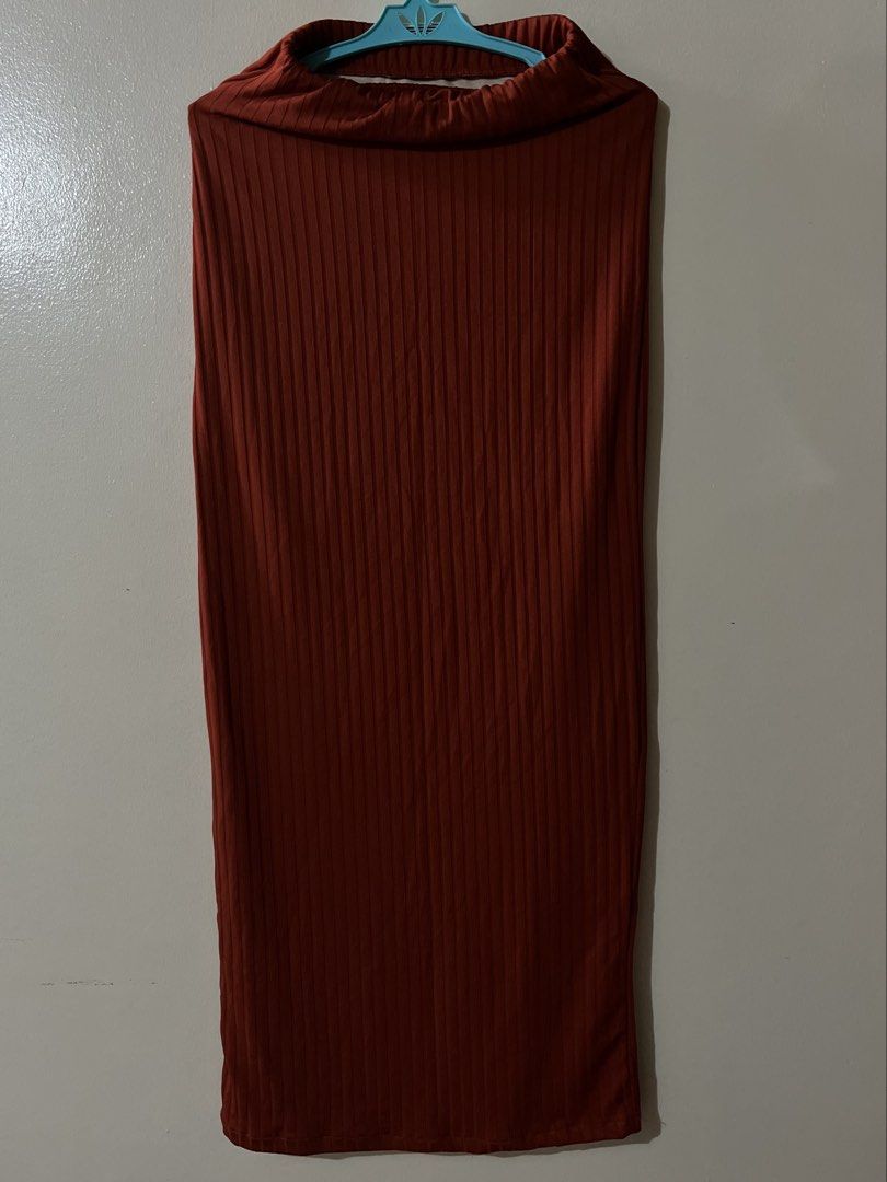 Rust Orange Fitted Maxi Skirt (Category: Skirts) located in Mandaluyong City. Submitted by yanna_02501 (Listing ID 1465682908, Image 1). Description: Garterized waist. Ankle length on 5”3..