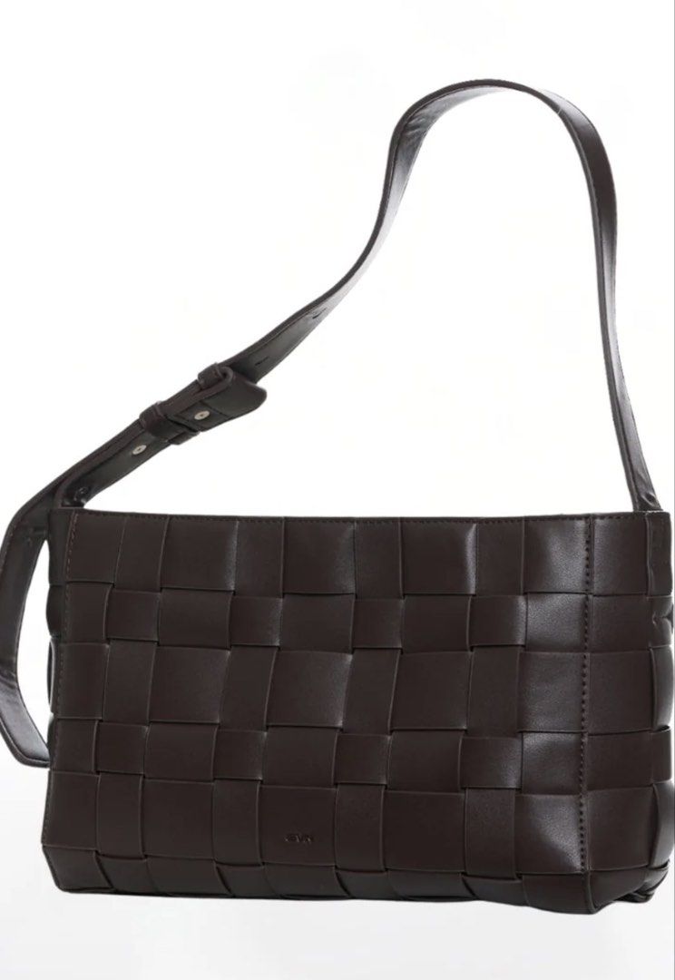 Medium Woven Frame Bag in Charcoal (Category: Shoulder Bags) located in Manila. Submitted by beasells.preloved (Listing ID 1465686772, Image 2). Description: GVN Medium Frame Bag 1.0 Espresso (Dark Brown) Last price at 2,000. RFS: Prefer the black one in L.