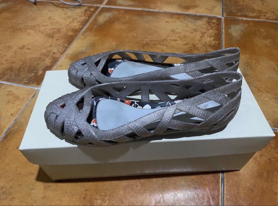 Melissa x Jason Wu flats (Category: Flats & Sandals) located in Manila. Submitted by marga5566 (Listing ID 1465657853, Image 1). Description: original melissa x jason wu original price 3900 rfs: decluttering mop: cash, bpi or gcash no meetup pick up c/o buyer loc bf homes pque ** msg if serious buyer & read details before sebding inquiry.
