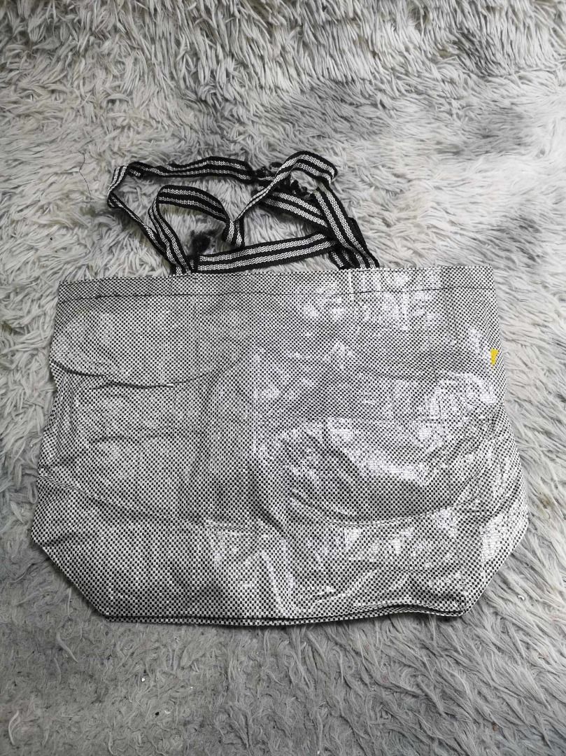 Metallic Silver Large Capacity Tote Bag (Category: Tote Bags) located in Santa Cruz. Submitted by jmy_surplus.2 (Listing ID 1465686300, Image 1). Description: Size ; L - 13.3 W - 17.1 Color ; Silver Type ; Tote Bag Brand ; No brand Material ; Nylon Style ; Large Capacity Durable Tote Bag LR 129 JMY 3 Batch #223.