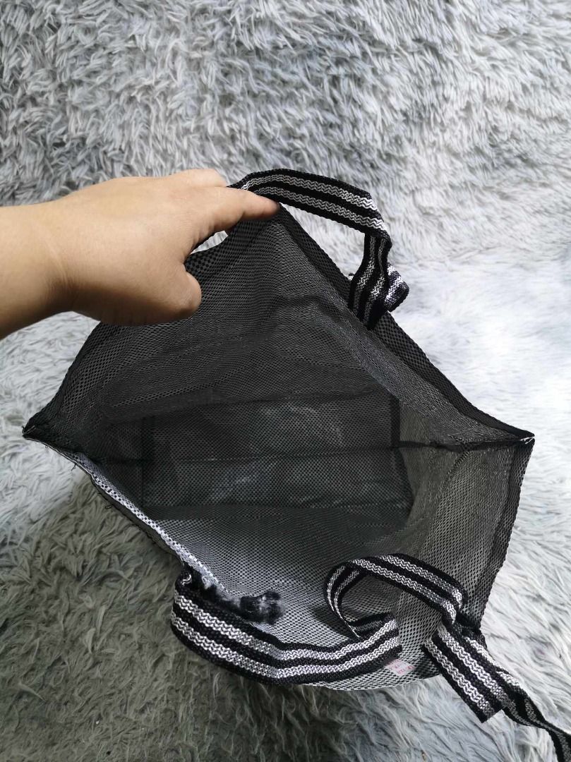Metallic Silver Large Capacity Tote Bag (Category: Tote Bags) located in Santa Cruz. Submitted by jmy_surplus.2 (Listing ID 1465686300, Image 2). Description: Size ; L - 13.3 W - 17.1 Color ; Silver Type ; Tote Bag Brand ; No brand Material ; Nylon Style ; Large Capacity Durable Tote Bag LR 129 JMY 3 Batch #223.