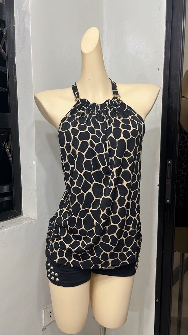 Mich4el K0rs halter top (Category: Sleeveless) located in Caloocan City. Submitted by onlyfromthepast (Listing ID 1465745853, Image 1). Description: 9/10 condition Medium ✅My bio before purchasing tia💕 ✅ All items are fresh from bales, Pls expect dirt,dust or stains.