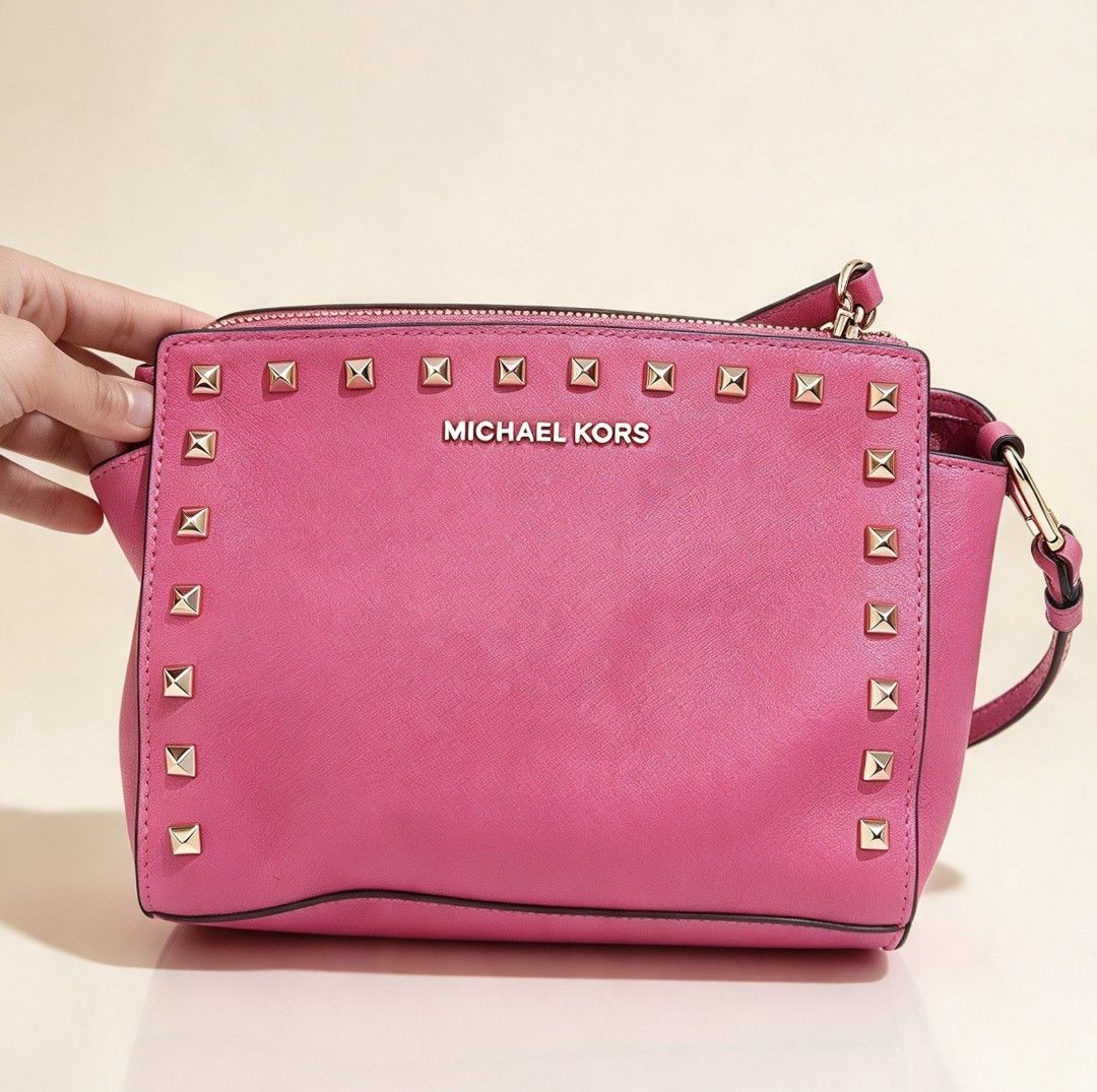 Michael kors bag (Category: Cross-body Bags) located in Iloilo. Submitted by khonz (Listing ID 1465613697, Image 1). Description: no flaw.