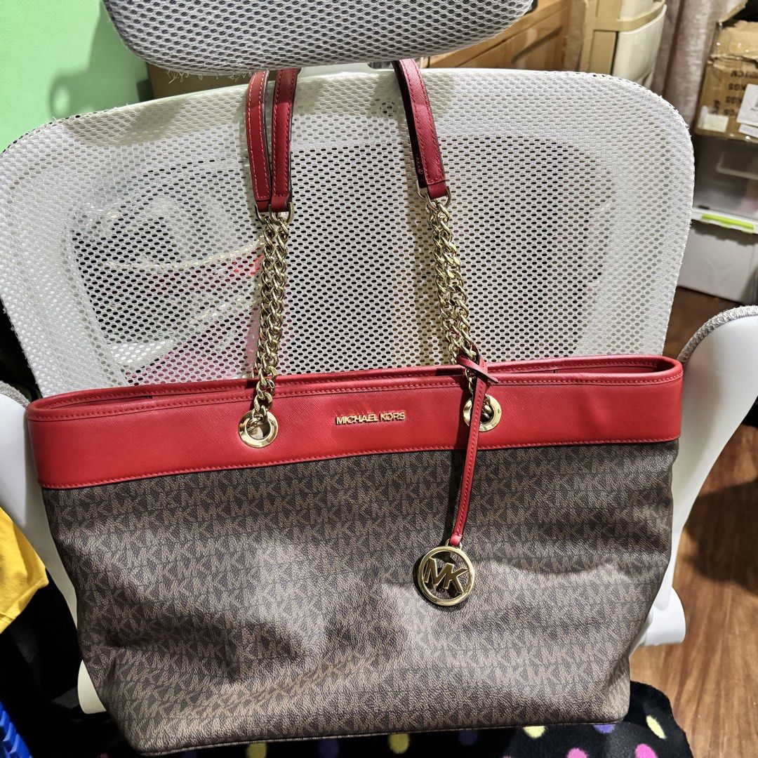 Michael Kors Monogram Bag (Category: Shoulder Bags) located in Makati City. Submitted by jinger_21 (Listing ID 1465738260, Image 1). Description: Brand: Michael Kors Size: Large Condition: Well-used Php 7,000 (bought the item for Php 14,000 from the US) Payment first before shipout Mode of payment: Gcash Maya GoTyme .