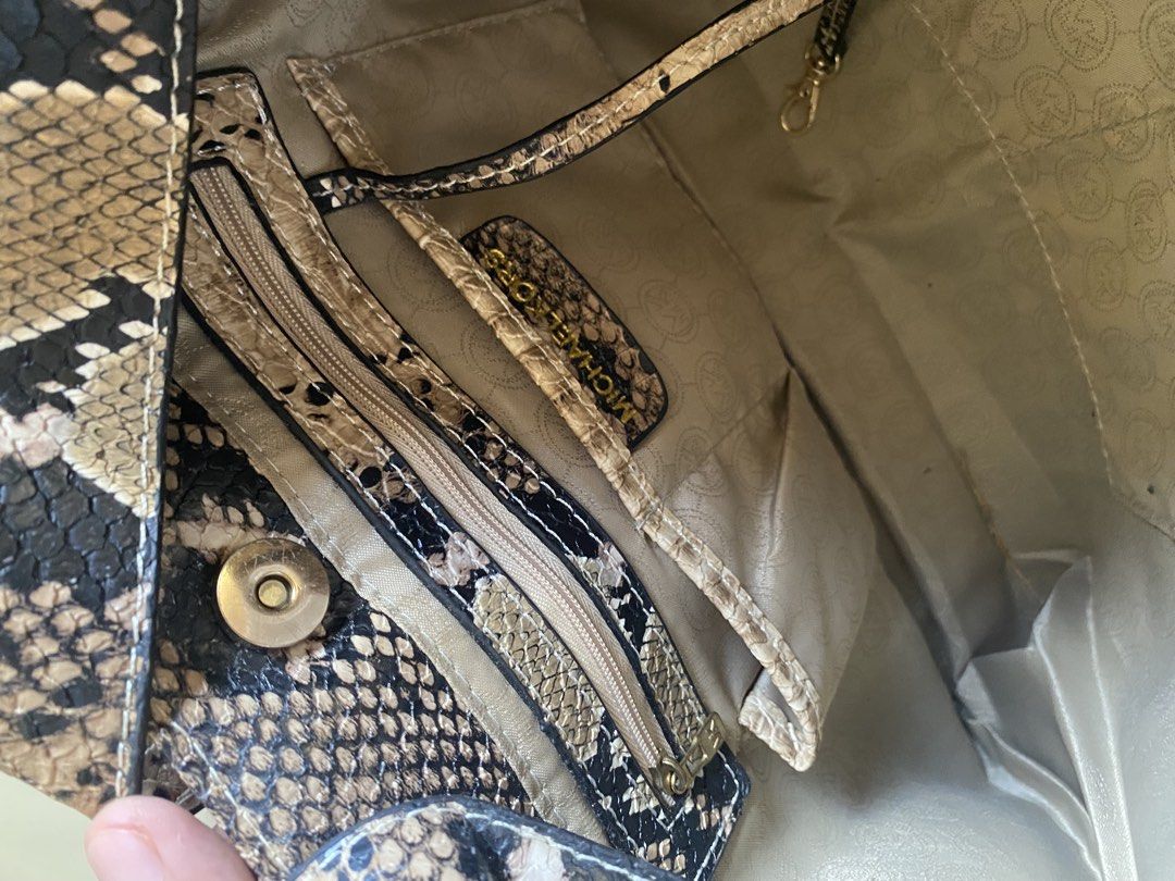 Michael Kors Snake prin shoulder tote bag (Category: Sling Bags) located in Dasmarinas. Submitted by open_sesamemucho (Listing ID 1465593576, Image 3). Description: bought in canada pre-loved items Gcash est sf 54 thru Jnt as is what you see is what u get.