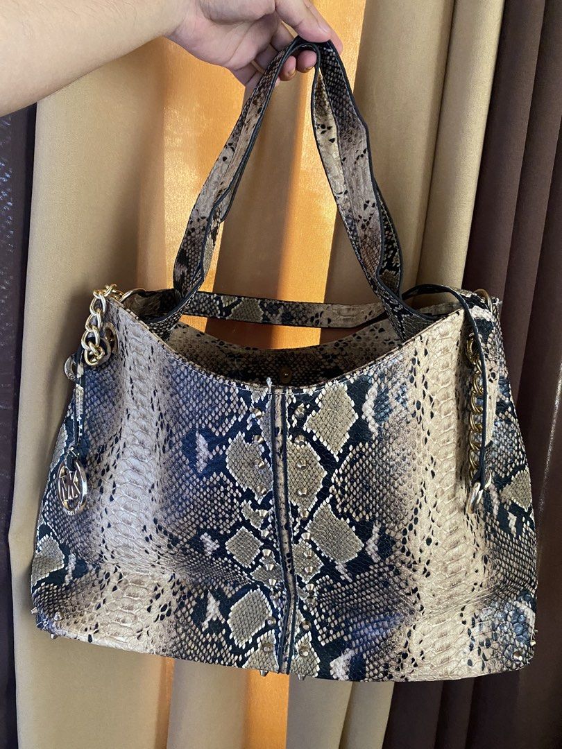 Michael Kors Snake prin shoulder tote bag (Category: Sling Bags) located in Dasmarinas. Submitted by open_sesamemucho (Listing ID 1465593576, Image 1). Description: bought in canada pre-loved items Gcash est sf 54 thru Jnt as is what you see is what u get.