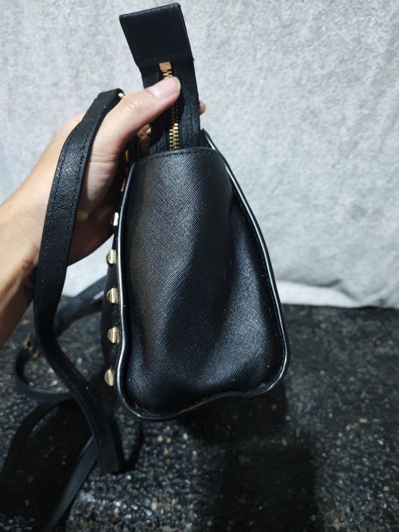 Michael Kors Studded Black Crossbody Bag (Category: Cross-body Bags) located in Baguio. Submitted by ozara.06 (Listing ID 1465699343, Image 3). Description: Michael Kors Small size May isang missing stud sa harap lower left At rubs sa bandnag end ng zipper 700 nlangs.