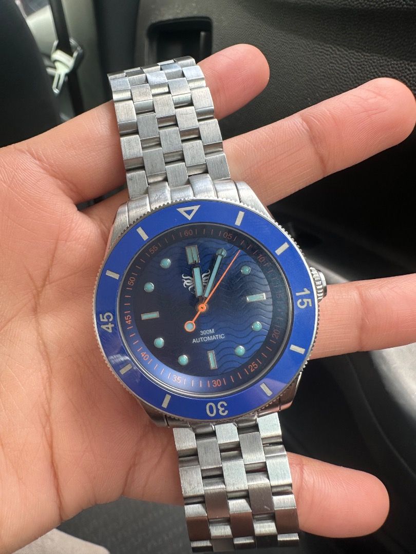 Micro-brand: Phoibos Wave Master Automatic Dive Watch Blue Dial (Category: Men's Watches) located in Mandaluyong City. Submitted by emyr7 (Listing ID 1465582679, Image 1). Description: * Automatic movement * 300M water resistance * Sapphire crystal * Stainless steel bracelet * Blue wave dial with blue bezel * Complete bracelet with clasp * Ceramic Bezel.